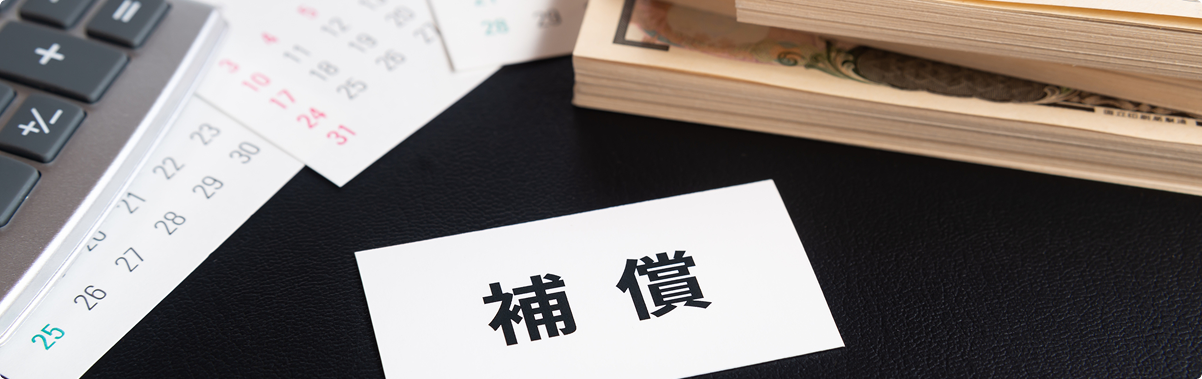 結婚指輪をはめた手