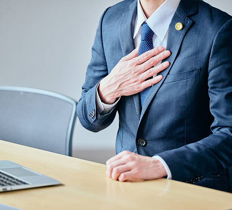 結婚指輪をはめた手