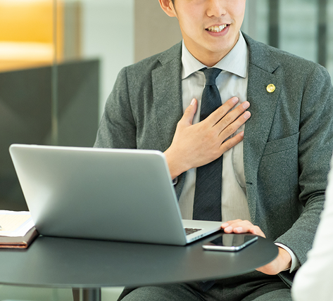結婚指輪をはめた手